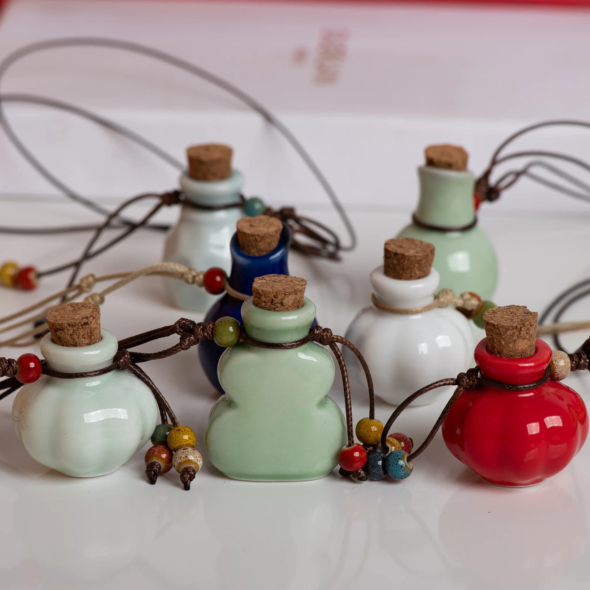 Pendentif de bouteille de parfum en céramique fait à la main, diffuseur d'huile essentielle, bijoux artisanaux artisanaux