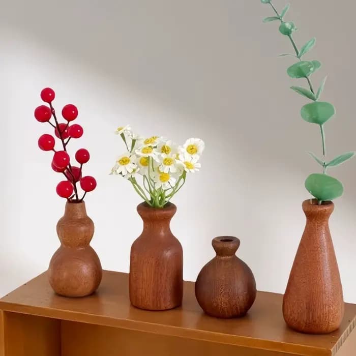 Arrangement floral simple, vase en bois, minimalisme, pot de fleurs fait à la main, forme de calebasse, décoration de table, décoration de la maison