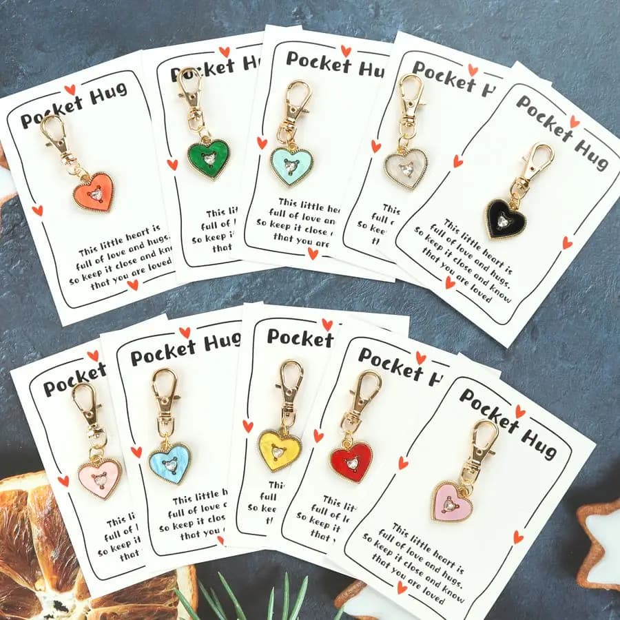10 porte-clés originaux, dont une carte de poche avec un message d'affection, parfaits comme cadeau.