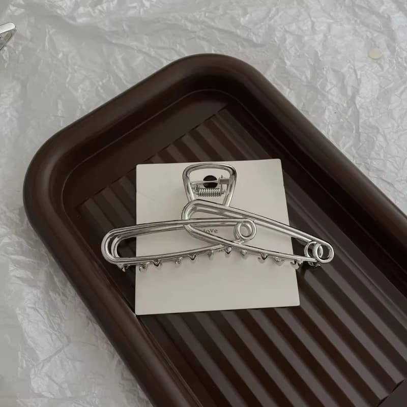1 broche, chaîne croisée, pince à poignée en métal, pince à cheveux à l'arrière de la tête, pince à