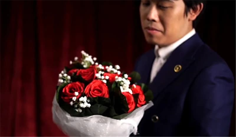 Le Bouquet (rouge) de Bond Lee & MS Magic 9 fleurs tours de Magie Gimmicks gros plan scène