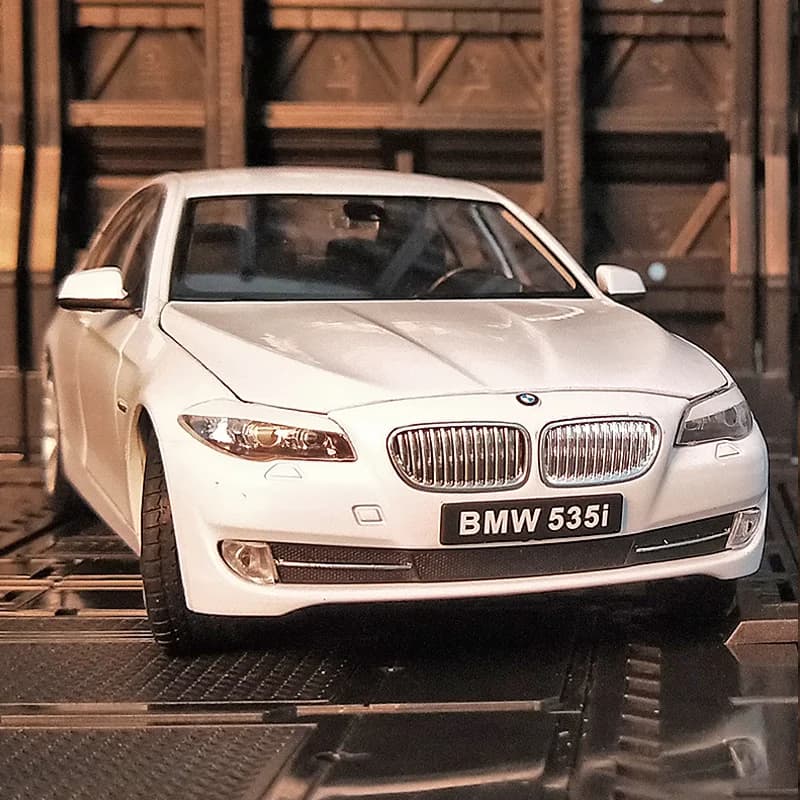 Modèle de voiture en alliage de simulation BMW 535i, ornements en métal, collections de jouets de Noël, cadeaux pour amis et enfants, 1:24