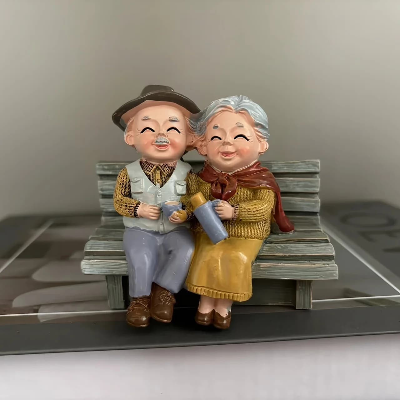 1 figurine charmante d'un couple âgé sur un banc - Décoration de maison fantaisie en résine