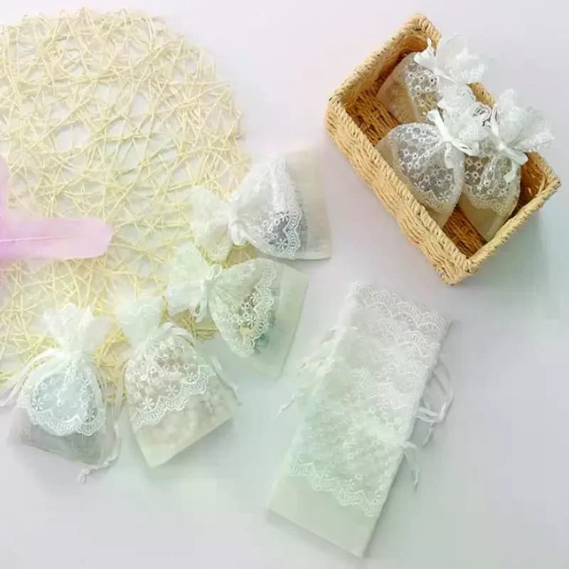 Sac cadeau blanc réutilisable en gaze et dentelle avec cordon de serrage pour le rangement