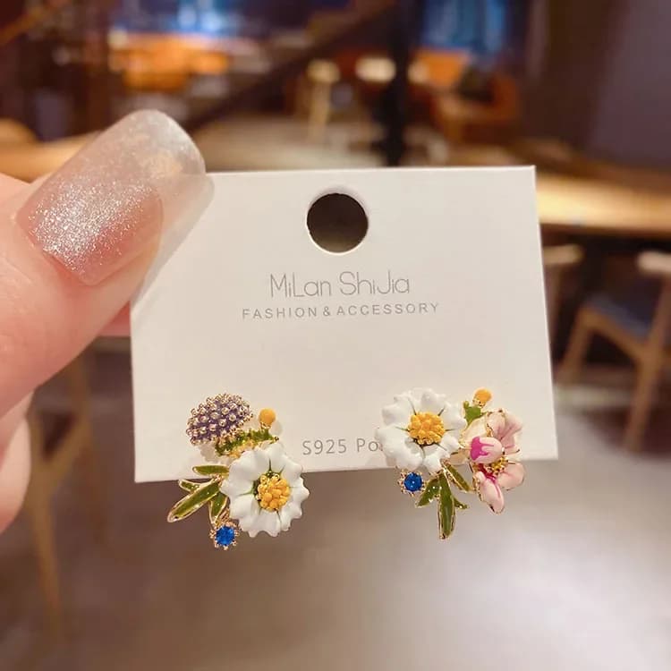 Boucles d'oreilles asymétriques en forme de marguerite pour femmes
