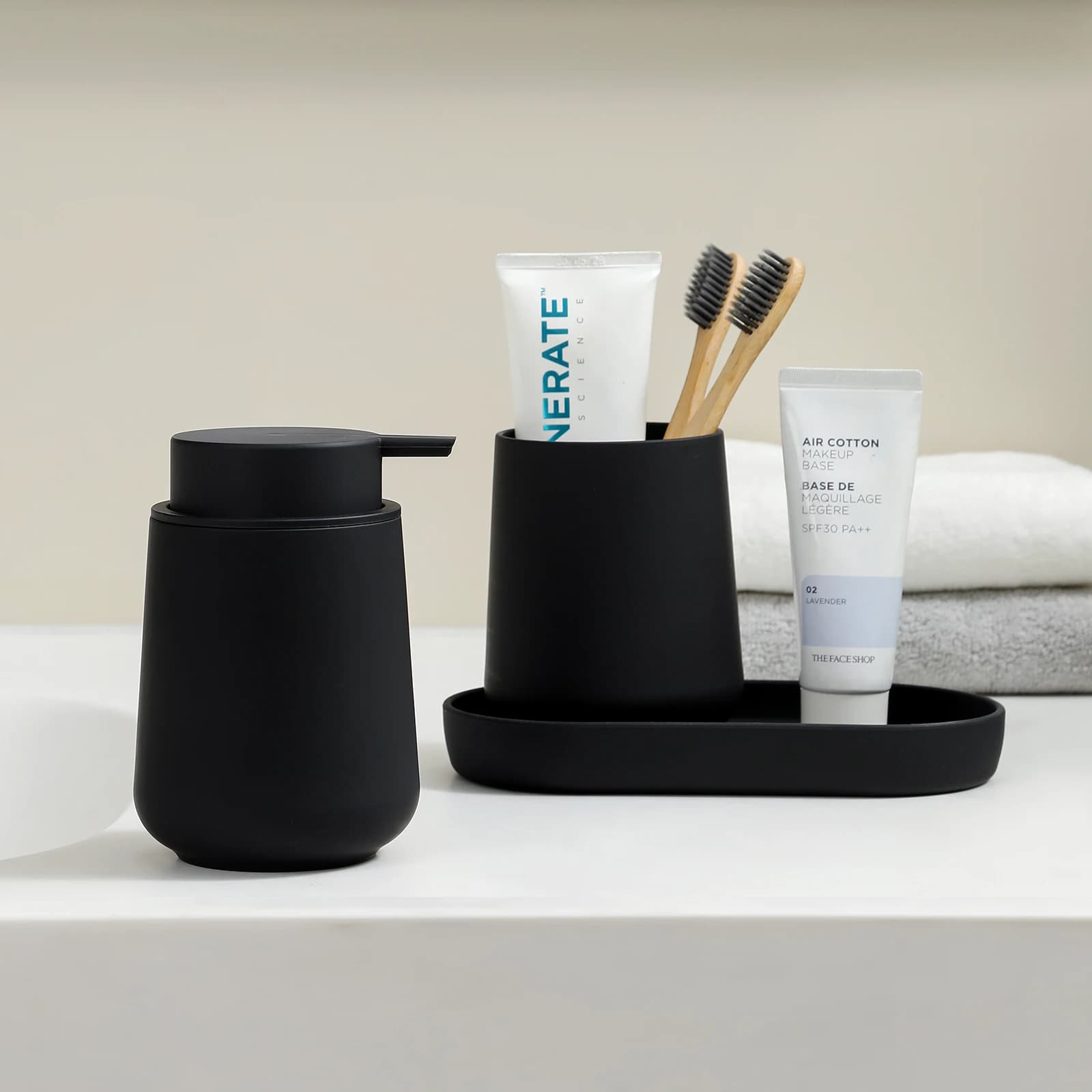 Ensemble d'accessoires de salle de bain 3 pièces, comprenant un distributeur de savon, un porte-brosse à dents et un plateau, style moderne et minimaliste pour le comptoir de la salle de bain