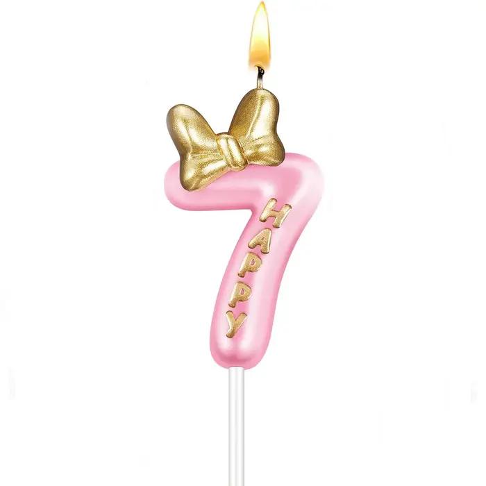 Bougie numéro 2 rose pour célébrations d'anniversaire et autres fêtes d'occasion avec design doré et touches de luxe pour mariage baptême et plus