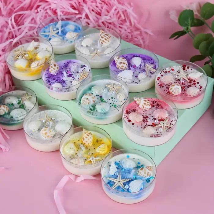 Coffret cadeau de bougies parfumées sur le thème des coquillages avec accents de perles et de paillettes