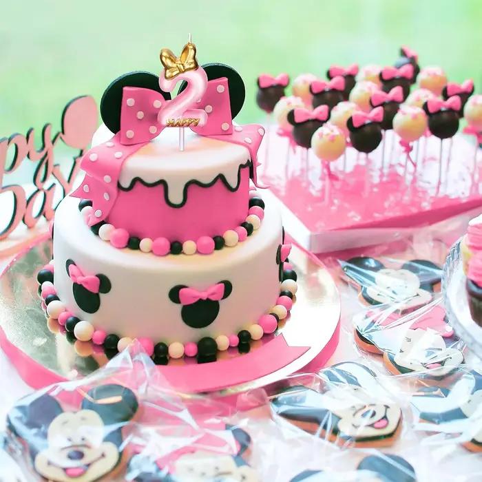 Bougie numéro 2 rose pour célébrations d'anniversaire et autres fêtes d'occasion avec design doré et touches de luxe pour mariage baptême et plus
