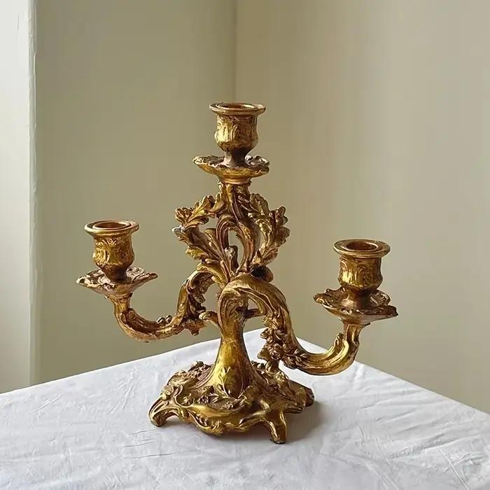 Candélabre en résine dorée sculpté à la française à 3 bras