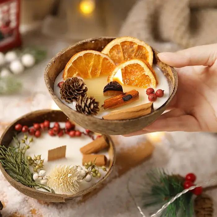 Bougie parfumée en forme de bol de noix de coco avec fleurs séchées