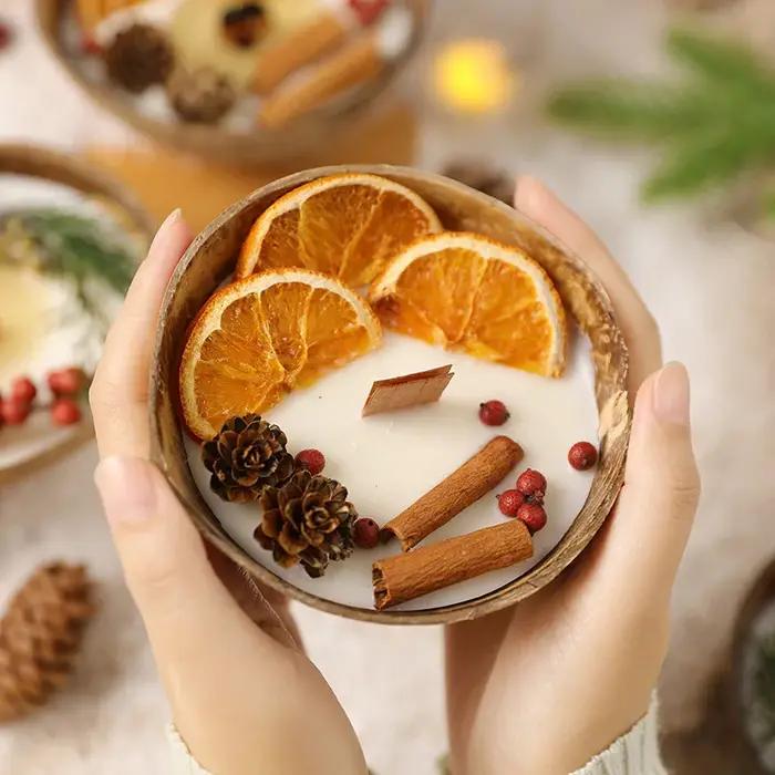 Bougie parfumée en forme de bol de noix de coco avec fleurs séchées