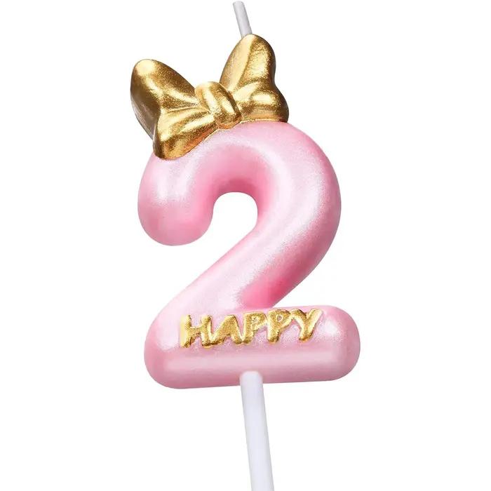 Bougie numéro 2 rose pour célébrations d'anniversaire et autres fêtes d'occasion avec design doré et touches de luxe pour mariage baptême et plus