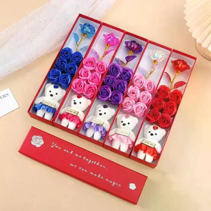 Boîte cadeau ours en peluche avec fleurs artificielles