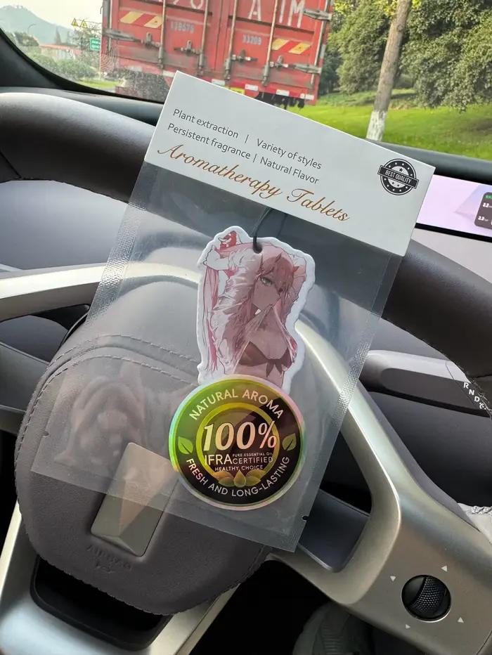 Diffuseur de parfum pour voiture au design anime cool et mignon, parfum Freesia et Poire Anglaise (Tendance Internationale), neutre et non toxique | Huiles essentielles naturelles et comprimés par