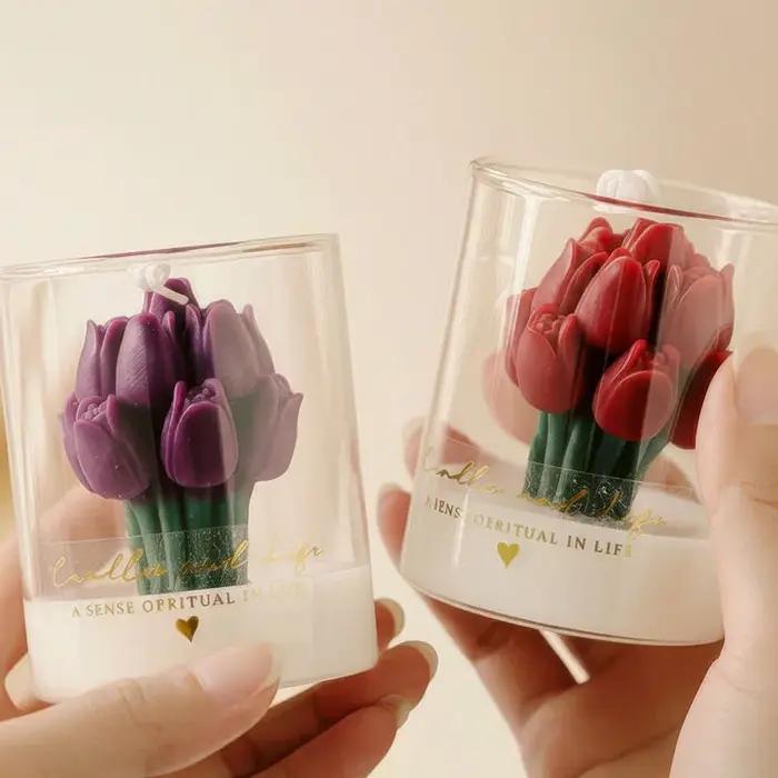 Bougie en forme de tulipe dans un bocal en verre