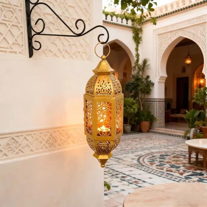 Lanterne marocaine en fer forgé ajourée style néo-classique pour décoration intérieure vintage rustique et mariage