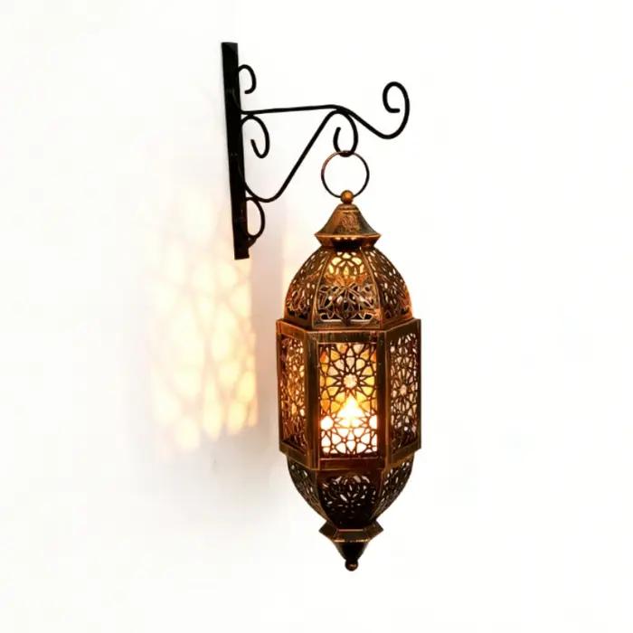 Lanterne marocaine en fer forgé ajourée style néo-classique pour décoration intérieure vintage rustique et mariage