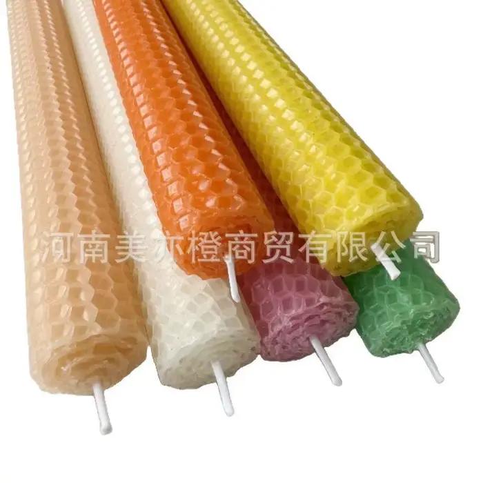 Bougies de Noël colorées artisanales pour ambiance festive et aromathérapie à offrir ou pour décorer la maison pendant l'Avent et les fêtes
