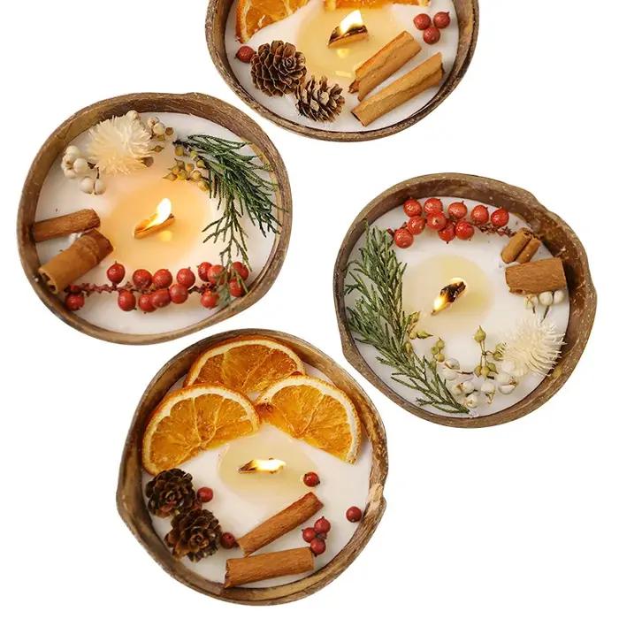 Bougie parfumée en forme de bol de noix de coco avec fleurs séchées