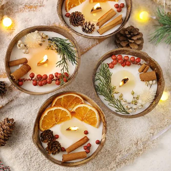 Bougie parfumée en forme de bol de noix de coco avec fleurs séchées