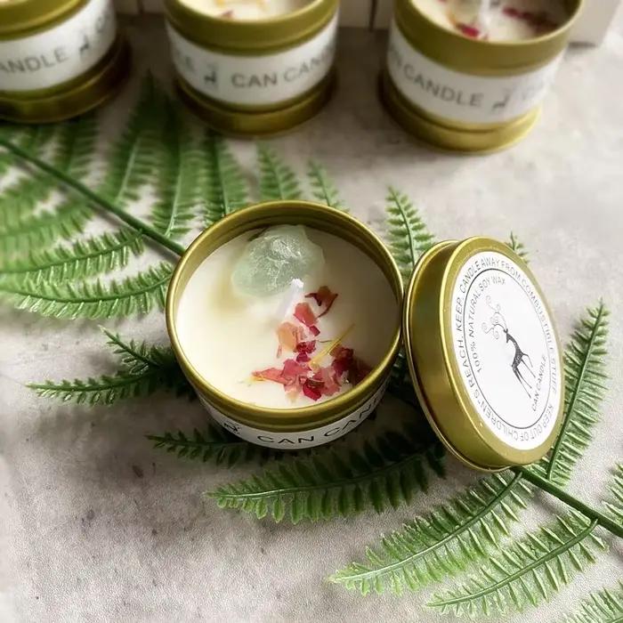 Bougie parfumée en pierre de cristal avec fleurs sèches et touche d'argent pour ambiance relaxante et décoration sophistiquée pour maison et occasions spéciales