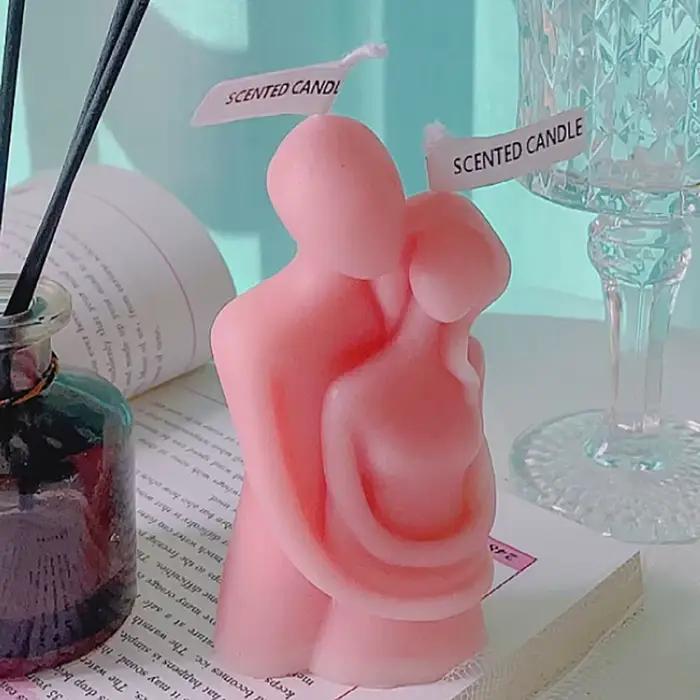 Bougie artistique en forme de couple qui s'embrasse