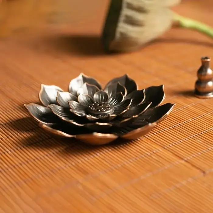 Brûleur d'encens créatif en cuivre de haute qualité pour salon et yoga studio design original en forme de lotus adaptable aux différentes occasions de détente et relaxation