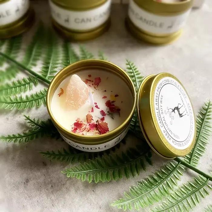 Bougie parfumée en pierre de cristal avec fleurs sèches et touche d'argent pour ambiance relaxante et décoration sophistiquée pour maison et occasions spéciales