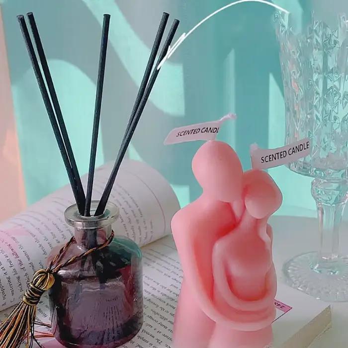 Bougie artistique en forme de couple qui s'embrasse