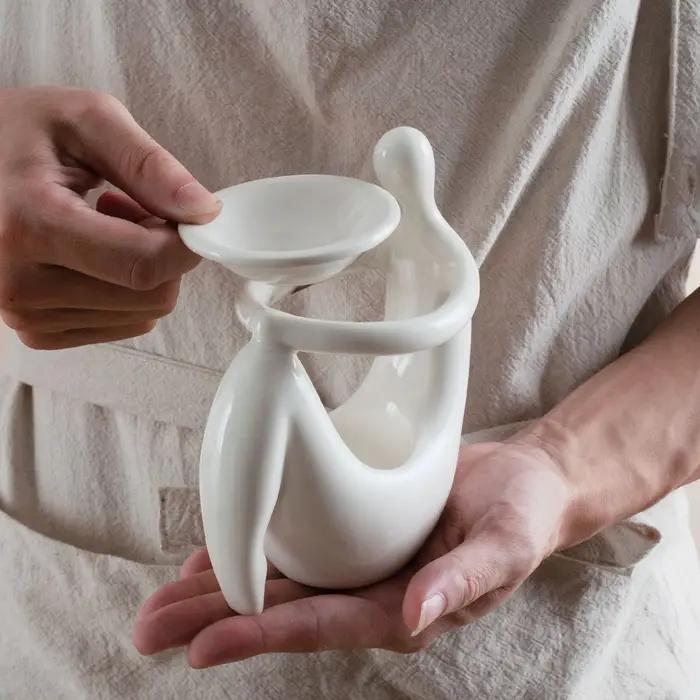 Brûleur d'huiles aromatiques en céramique en forme de corps humain