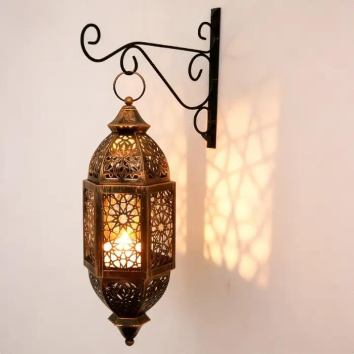 Lanterne marocaine en fer forgé ajourée style néo-classique pour décoration intérieure vintage rustique et mariage