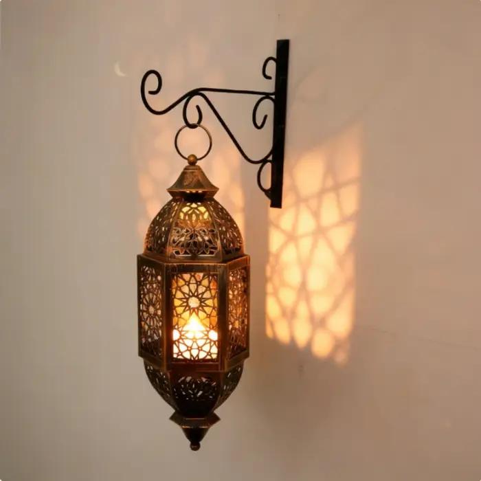 Lanterne marocaine en fer forgé ajourée style néo-classique pour décoration intérieure vintage rustique et mariage